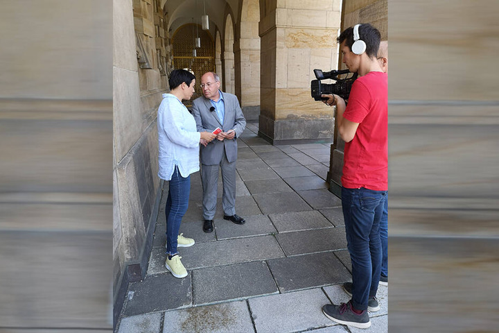 Kurze Absprache, dann geht der Dreh mit Claudia Hoffmann und Gregor Gysi am Dresdner Schloss los.