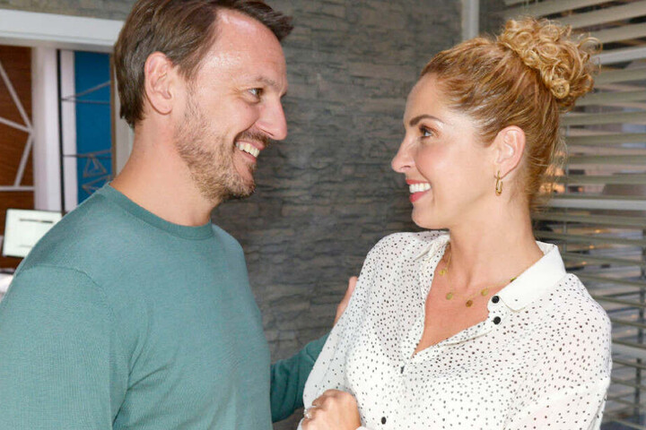 Nina und Robert haben sich erst kürzlich verlobt.