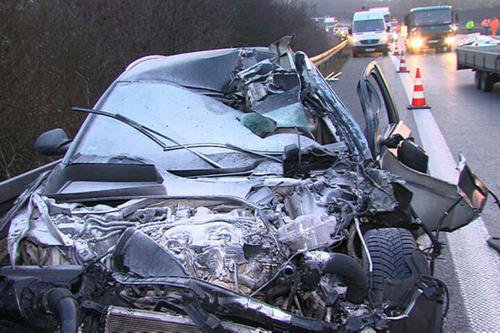 Der Audi landete nach dem Zusammenstoß an der Leitplanke.
