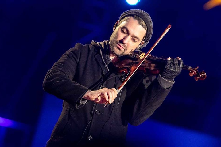 David Garrett trat als Überraschungsgast beim Adventssingen auf.