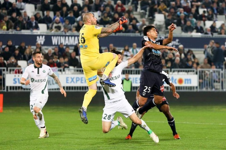 Er prallte mit seinem eigenen Keeper unglücklich zusammen.