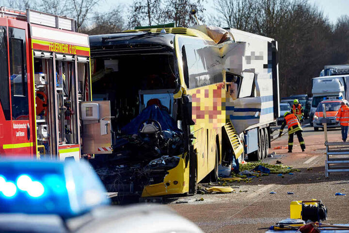 Hier zeigt sich nochmals das volle Ausmaß der Katastrophe. Der 40-Tonner krachte an einem Stauende in den Reisebus. Beide Fahrer starben.