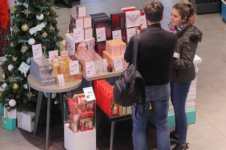 Schöne Bescherung! Das Weihnachtsgeschäft wie hier in der Altmarktgalerie
läuft schon - da sitzt auch das Falschgeld locker...