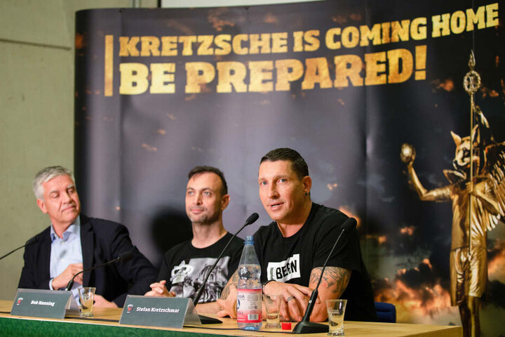 Füchse-Präsident Frank Steffel (l.) und Geschäftsführer Bob Hanning (m.) stellen Stefan Kretzschmar (r.), ehemaliger deutscher Handballspieler, als neuen Sportdirektor bei den Füchsen Berlin vor.