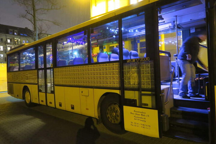 Der Bus war sogar passend geschmückt. "Die Leute waren ein wenig aufgeregt, als wir sie abgeholt haben. Ein bisschen wie auf Klassenfahrt", erklärte Holger Hoffmann.