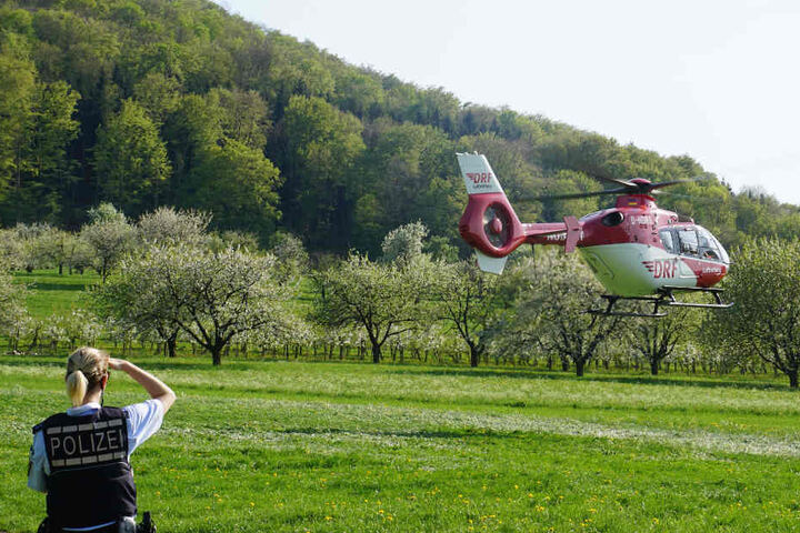 Ein Rettungshubschrauber brachte den 65-Jährigen ins Krankenhaus.