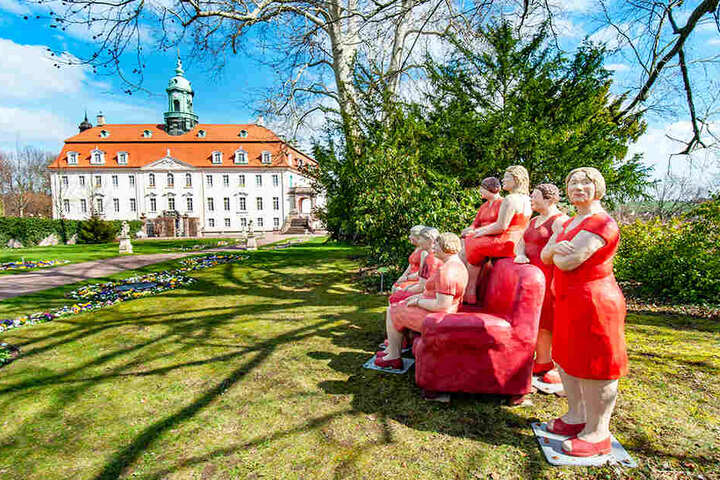 Der Schlosspark ist nicht nur mit bunten Frühblühern bepflanzt, sondern hat seinen Besuchern auch farbenfrohe Beton-Skulpturen zu bieten.
