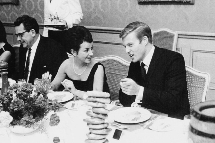 Li Erben mit Robert Redford in München im Jahr 1964.