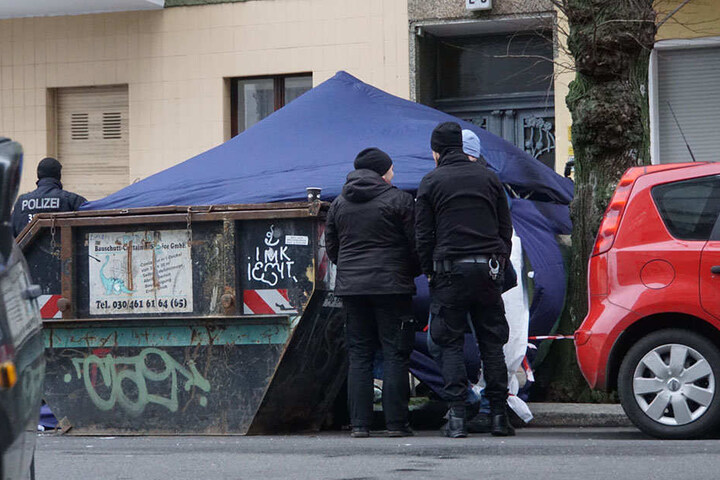 Die Polizei baute ein Sichtschutzzelt um den Fundort auf.
