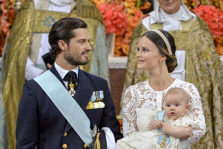 Überglückliche Eltern: Der schwedische Prinz Carl Philip und Prinzessin Sofia stehen am 9. September 2016 mit Prinz Alexander in der Palastkapelle von Drottningholm Palast in Stockholm
