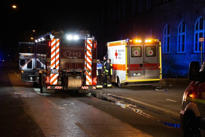 Auch ein Feuerwehrmann wurde bei den Rettungsmaßnahmen verletzt.