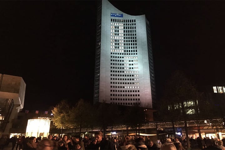 Montag, der 9. Oktober 2017: Auf dem Augustusplatz kommen die Menschen zum Lichtfest zusammen.
