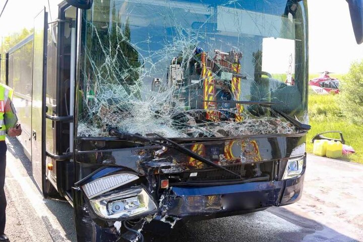 Die Frontscheibe des Busses wurde zerstört.