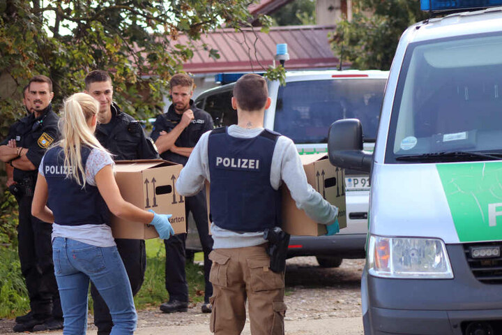 Im Allgäuer Tierquäler-Skandal hat die Polizei einen dritten Milchviehbetrieb durchsucht.