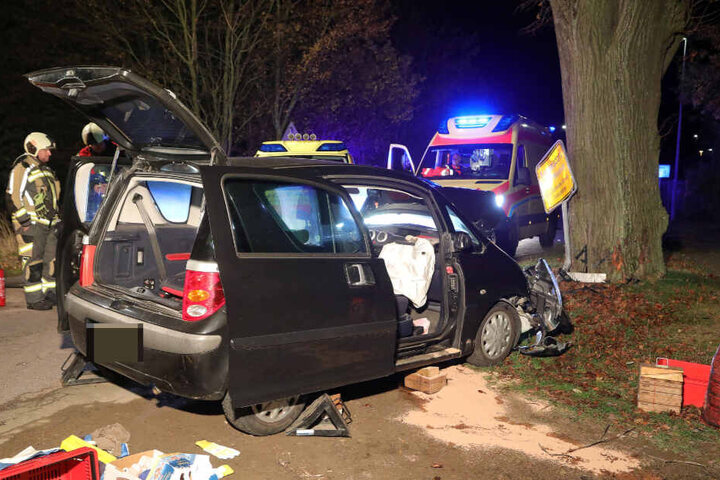Rettungskräfte kümmerten sich um den verunfallten Fahrer.