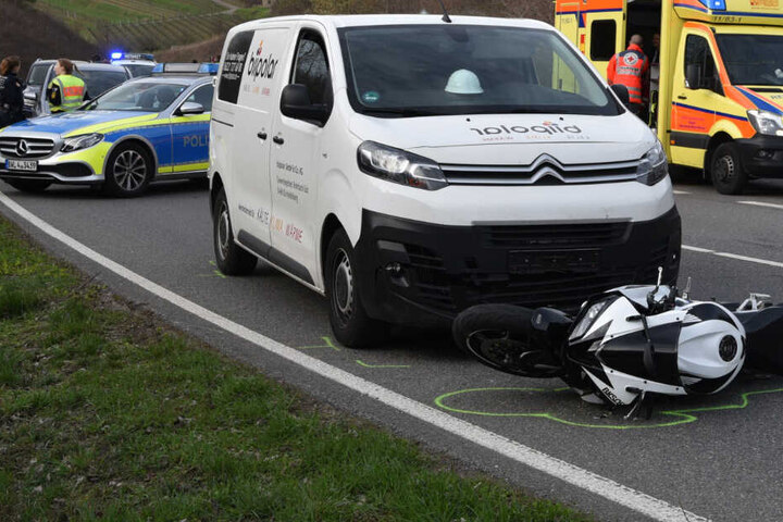 Der 20-Jährige tödlich verunglückte Motorrad-Fahrer wurde auf den Citröen geschleudert.