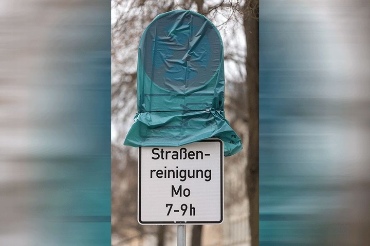 Unter der Haube: Die Halteverbotsschilder in der Zeißstraße sind außer Betrieb, was Anwohner wundert.