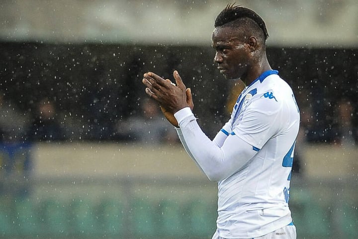 Mario Balotelli von Brescia Calcio applaudiert.