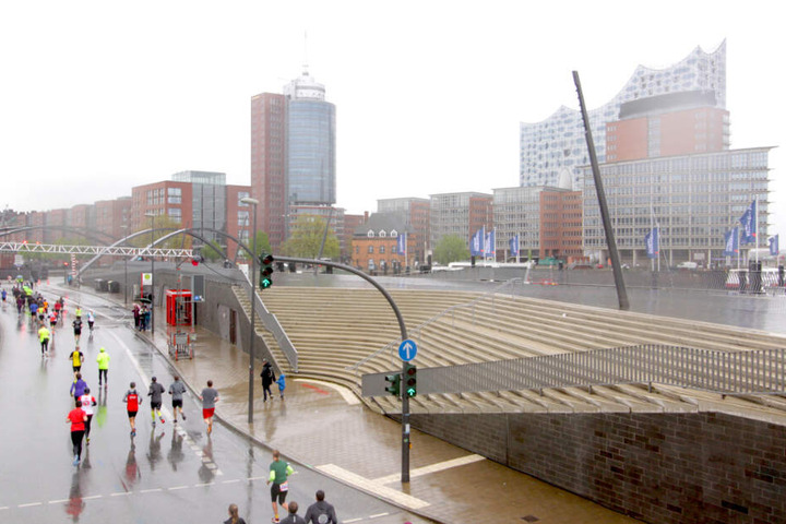 Die Hamburger Elbphilharmonie überblick im wolkenverhangenen Himmel die Strecke der Marathon- und Halbmarathonläufer.
