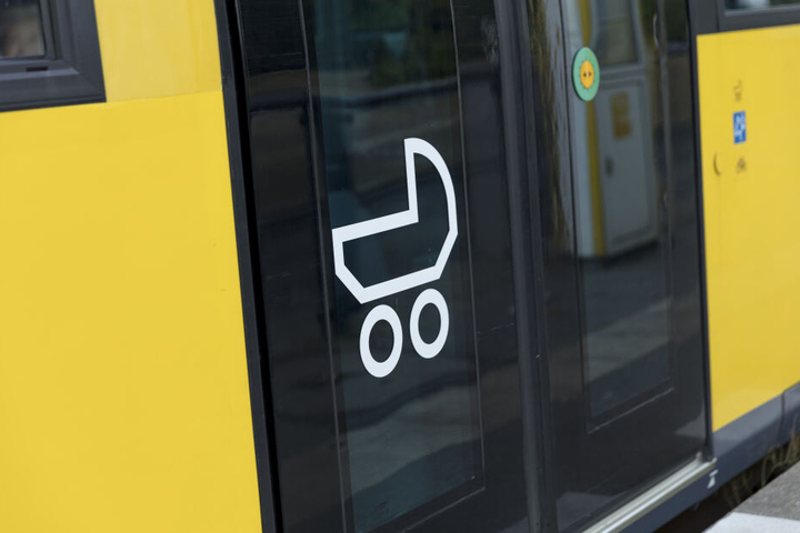 Im Bus befand sich ein Baby im Kinderwagen, das schwer verletzt wurde. Der mutmaßliche Verursacher des Unfalls flüchtete, ohne sich seiner Verantwortung zu stellen. (Symbolbild)