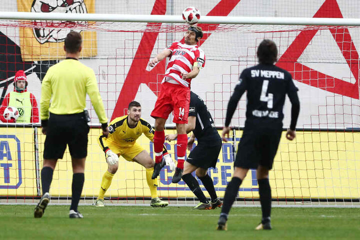 Toni Wachsmuth sichert den Ball.