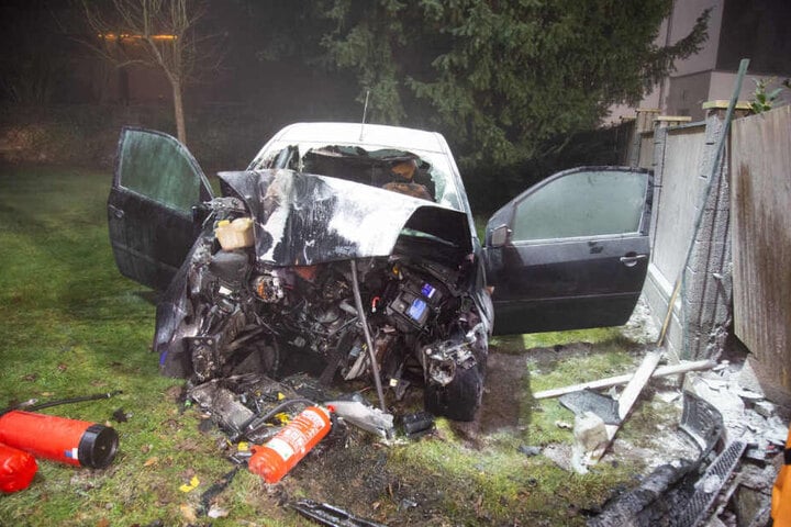 Das Auto wurde bei dem Unfall schwer beschädigt.