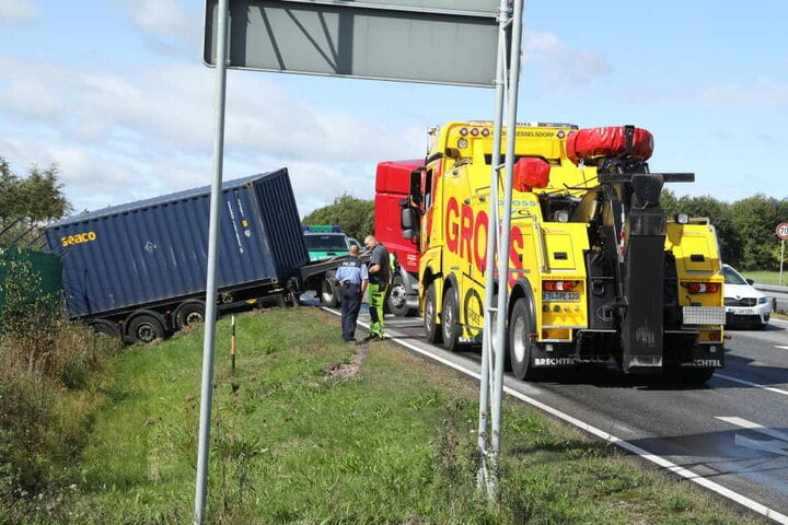 Mit schwerem Gerät wurde der Laster wieder auf die Straße gezogen.