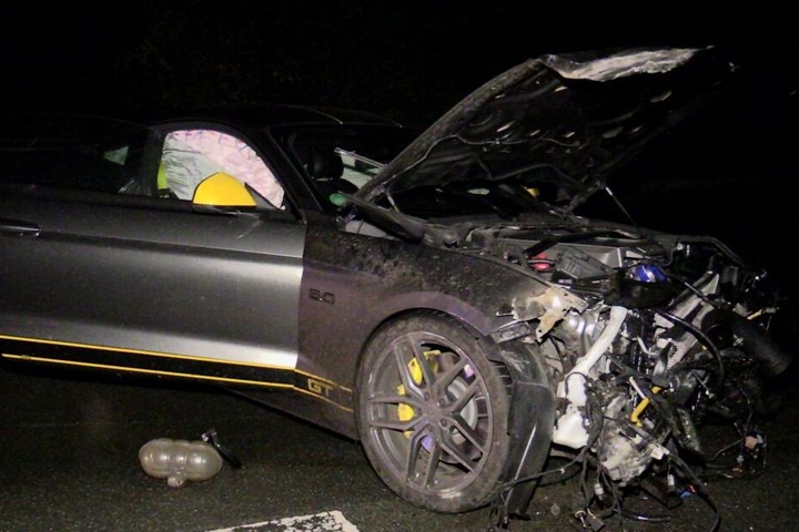 Bei dem Unfall wurden zwei Menschen verletzt.