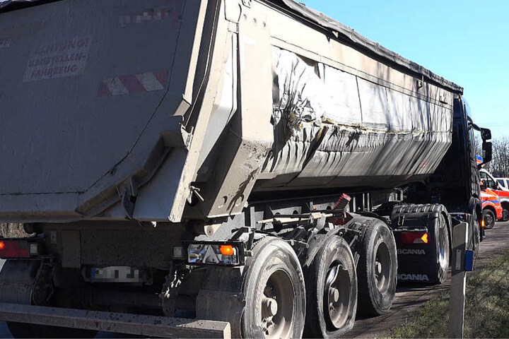 Der Auflieger dieses Sattelschleppers wurde anscheinend bei dem Unfall beschädigt.