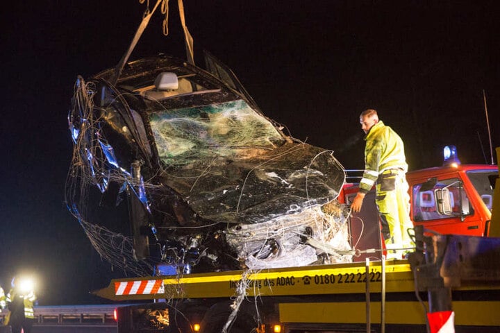 Es entstand ein Schaden von etwa 50.000 Euro. Die Autobahn 4 war für mehrere Stunden gesperrt.