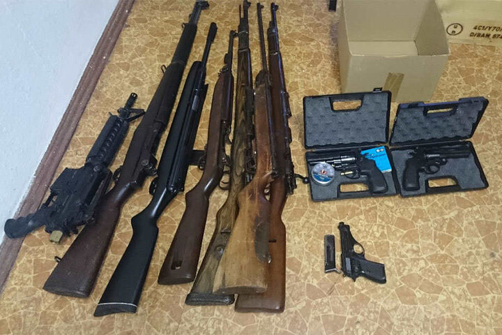 Sieben weitere Waffen, drei Pistolen und etliche Hieb- und Stichwaffen stellte die Polizei im Zimmer des Täters sicher.