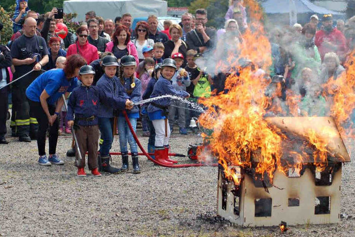 Wer mutig ist, darf beim Löschen eines kleinen Brandes helfen.