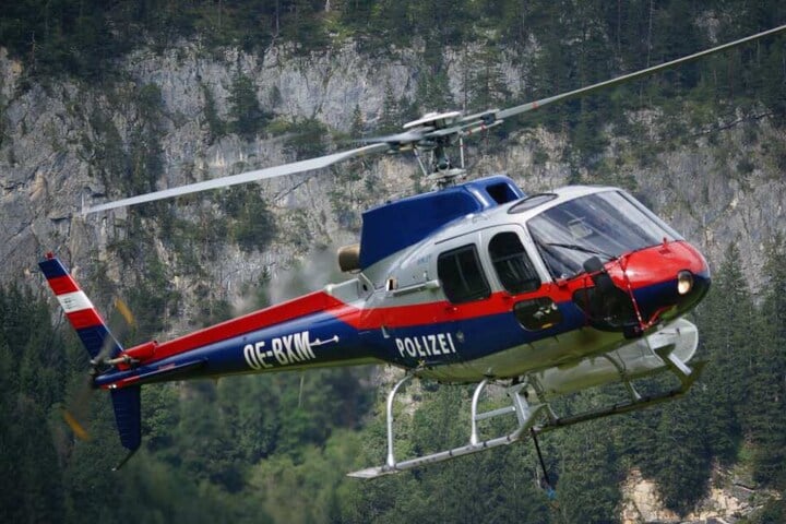 Ein Hubschrauber fand schließlich die Leiche des 76-Jährigen. (Symbolbild)