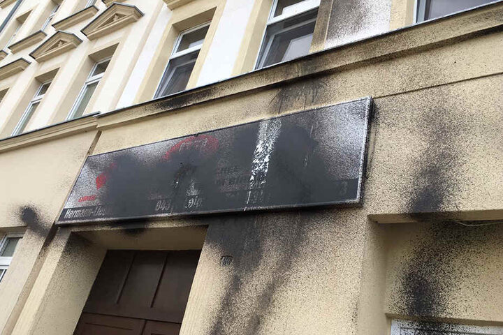 Auch das Eingangsschild der Gemeinde wurde großflächig beschmiert.