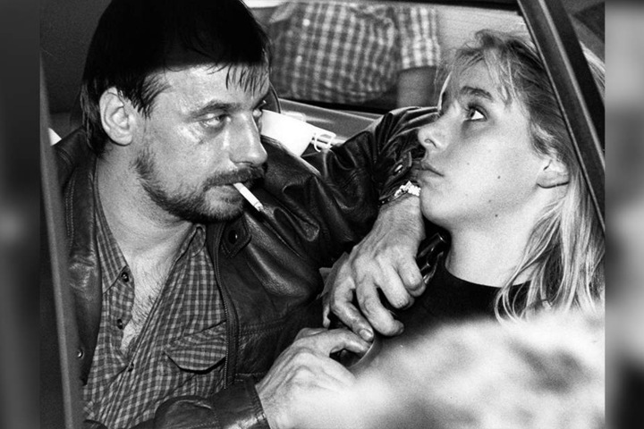 Dieter Degowski bedroht am 18. August 1988 in Köln die Geisel Silke Bischoff mit einer Waffe.