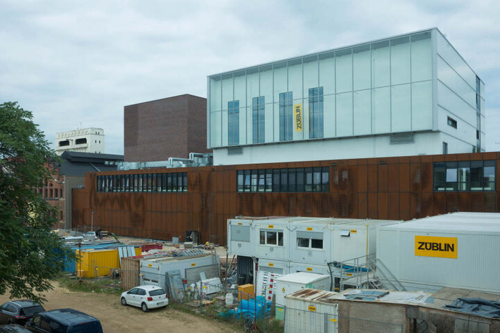 Mit dem Neubau im Kraftwerk Mitte entsteht laut Rathaus ein technisch voll ausgestattetes - und bundesweit einzigartiges - Jugendtheater.