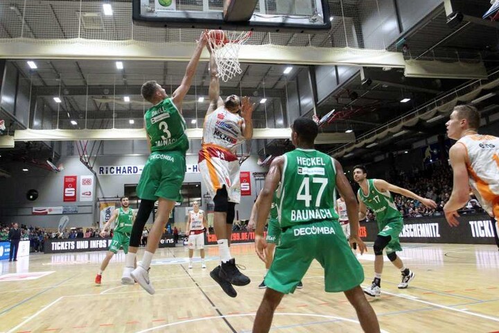 Entwarnung bei Ivan Elliott (M.) er erlitt nur eine schwere Schulerprellung im Spiel gegen Baunach.