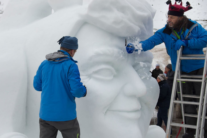 Die Schneekünstler bei der Arbeit.