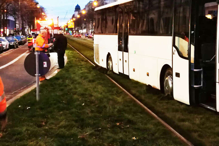 Auf Höhe der Hardenbergstraße blieb der Bus in der begrünten Gleisanlage stecken. Es ging weder vor noch zurück.