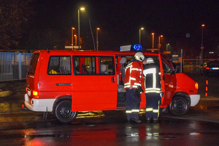 Feuerwehrleute vor der Firma, bei dem es zu einem Salzsäureaustritt kam.