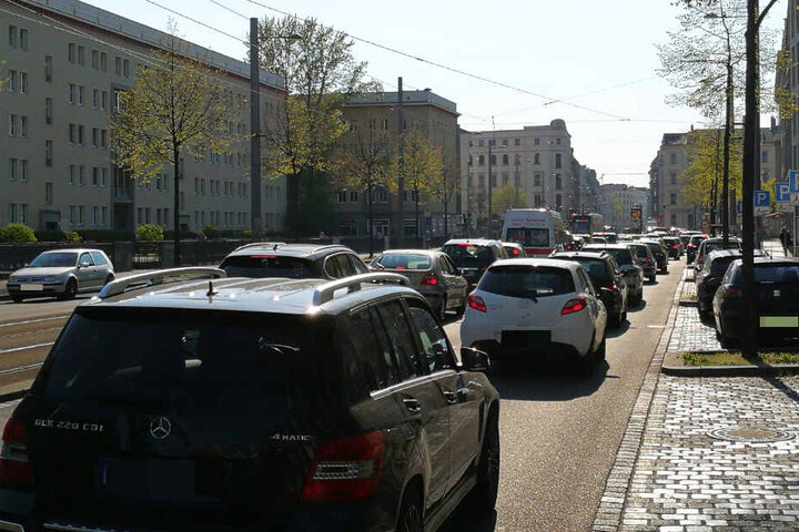 Der Verkehr staut sich bis zur Höhe der Höfe am Brühl.
