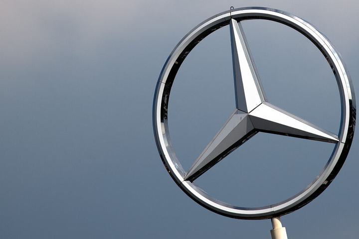 Ein Mercedes-Stern im Wolkenhimmel.