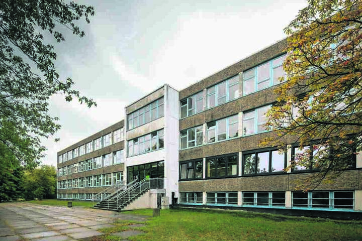 Die Universitätsschule in Plauen in der Außenansicht.