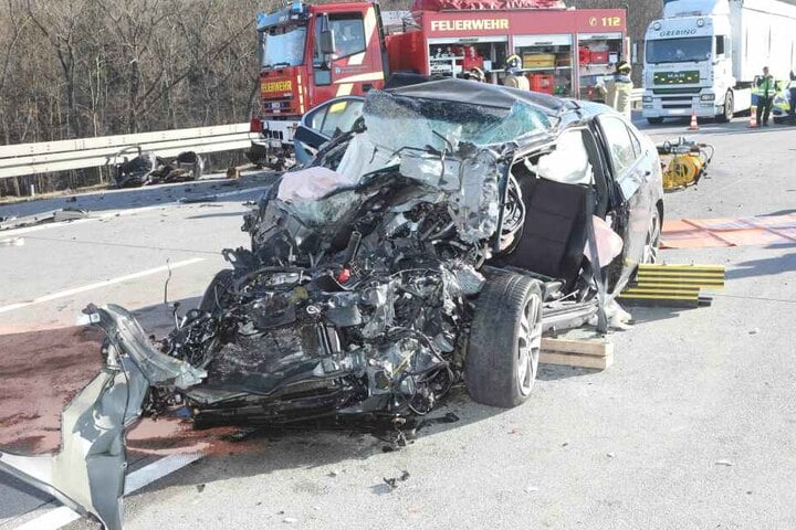 Mit schweren Verletzungen wurde der Fahrer aus seinem Wagen geholt.