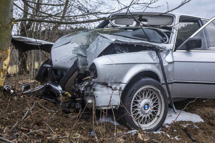 Der BMW fing nach dem Unfall Feuer, das aber schnell gelöscht werden konnte.