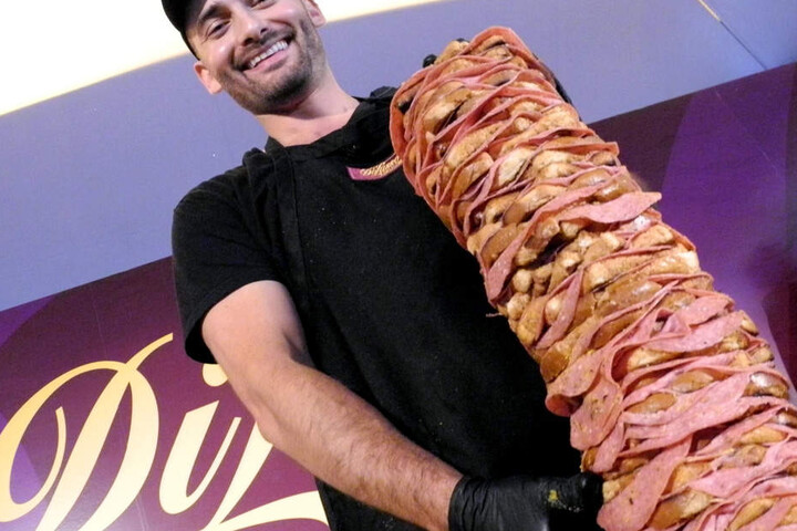 Damit hat der Texaner einen Weltrekord gebrochen! Ganze 66 Scheiben ist das Sandwich hoch.