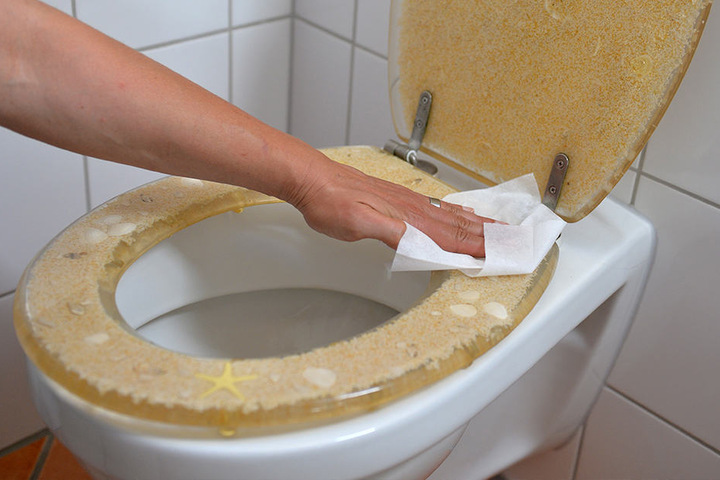 Feuchte Reinigungstücher sollten lieber nicht die Toilette runtergespült werden.