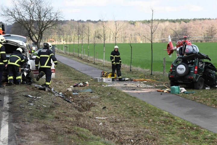 Rettungskräfte sind an der Unfallstelle.