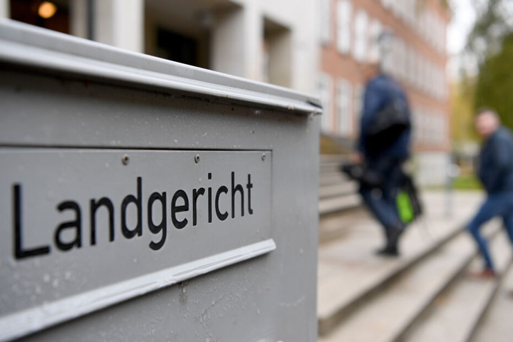 Der Eingang des Landgerichts in Kiel.