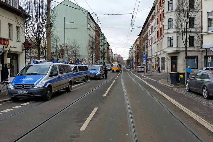 Das gesamte Eisenbahnstraßenviertel, inklusive Nebenstraßen, ist abgeriegelt.